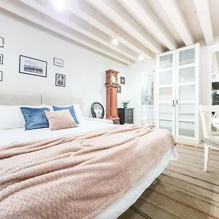 Serenissima Charming - In The Heart Of Velence